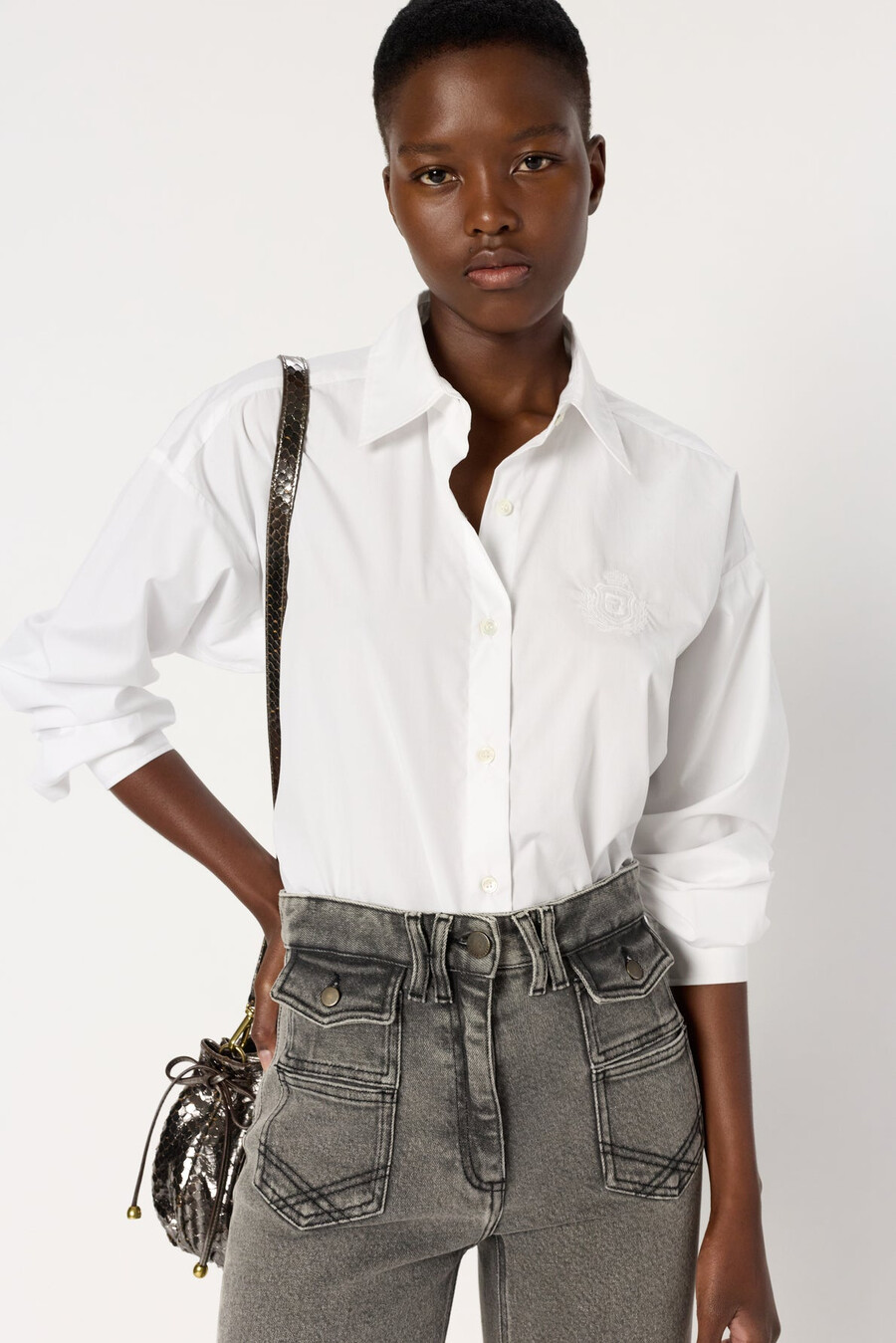 chemise en coton uni avec armoiries - alix